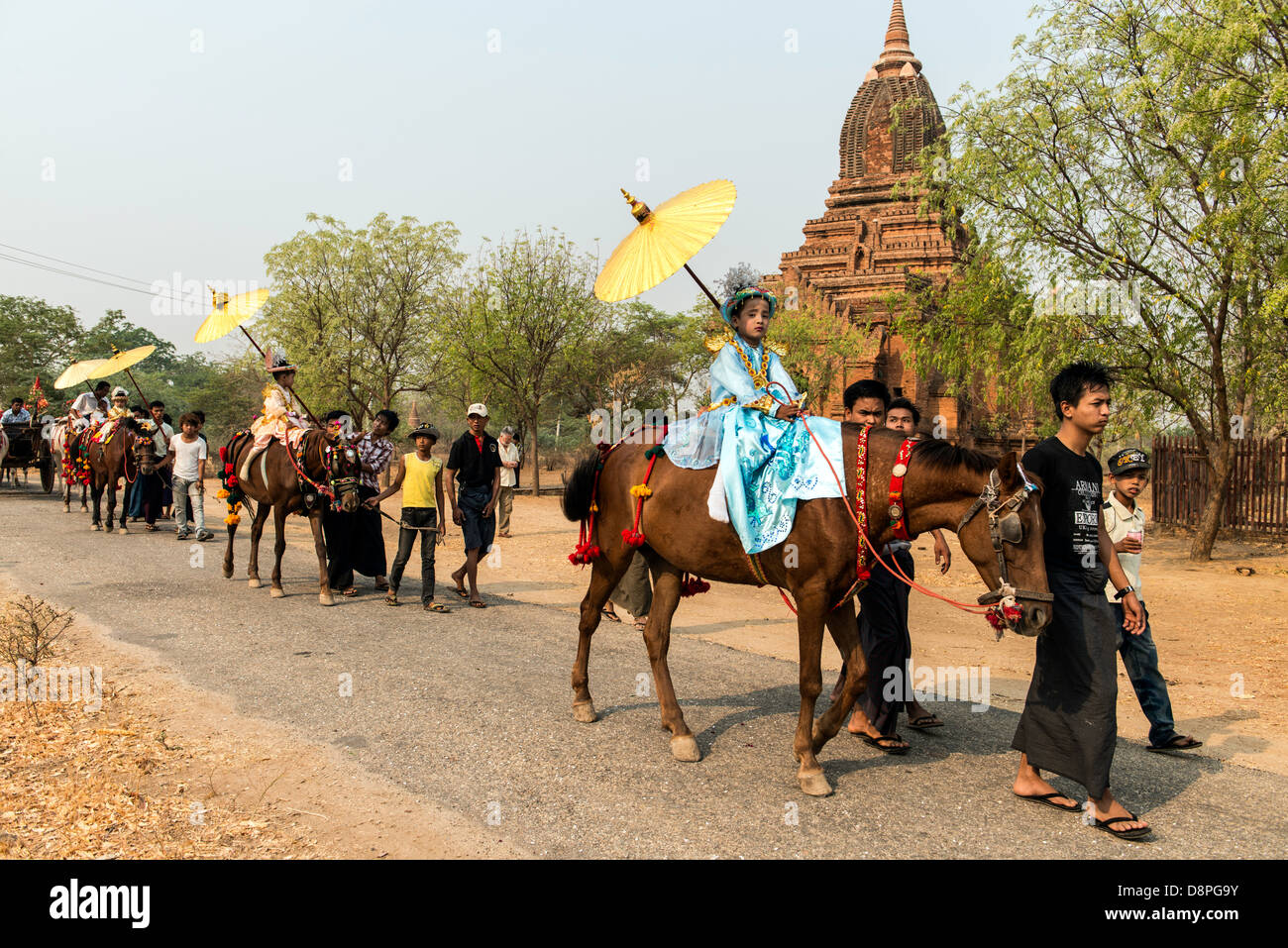 Monaco buddista cerimonia di iniziazione in un villaggio vicino a Bagan Birmania Myanmar Foto Stock