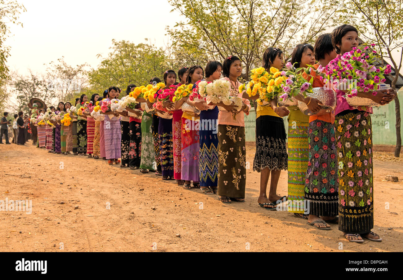 Monaco buddista cerimonia di iniziazione in un villaggio vicino a Bagan Birmania Myanmar Foto Stock