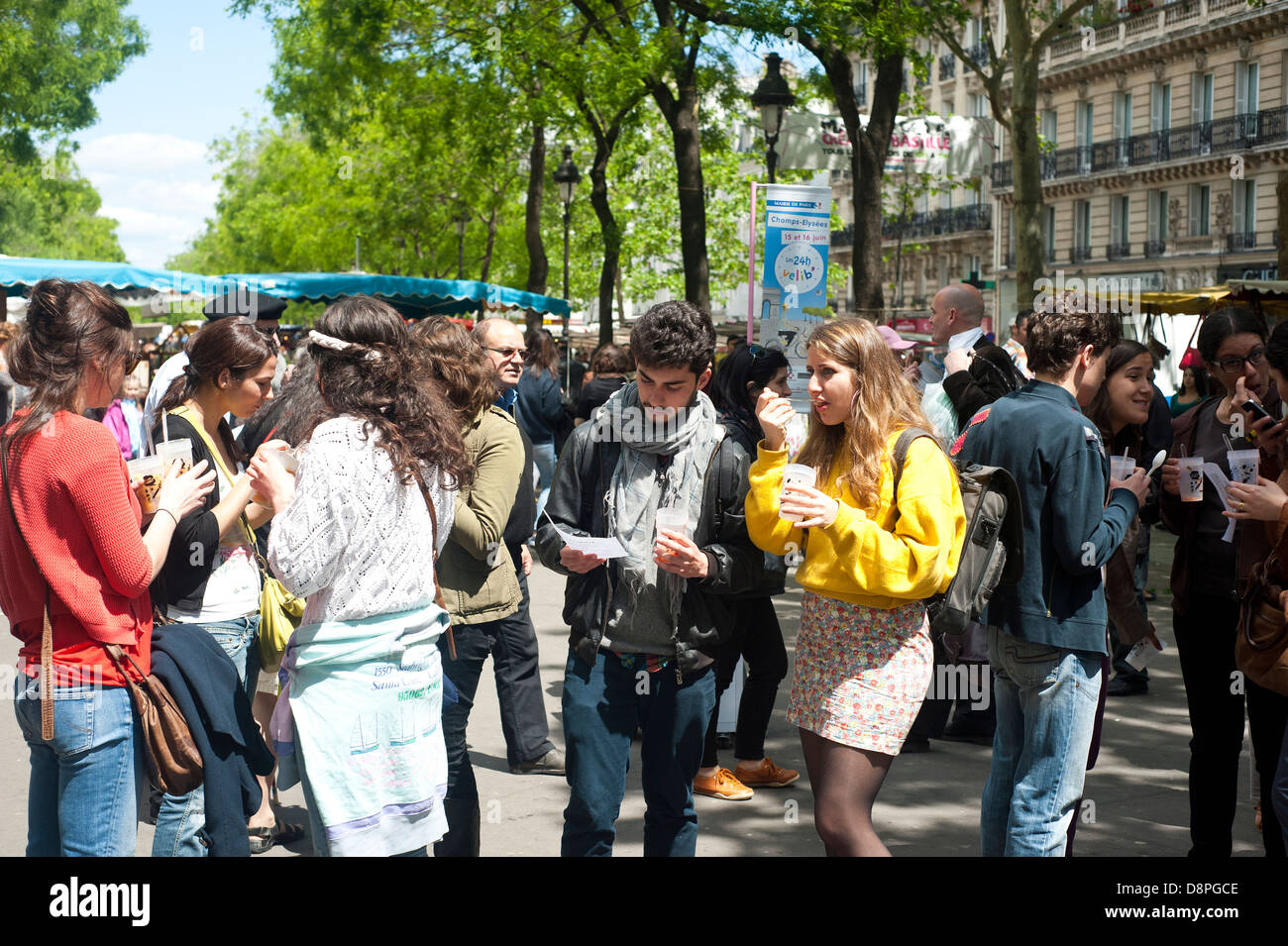 Parigi, Francia - persone mangiare all'aperto Foto Stock