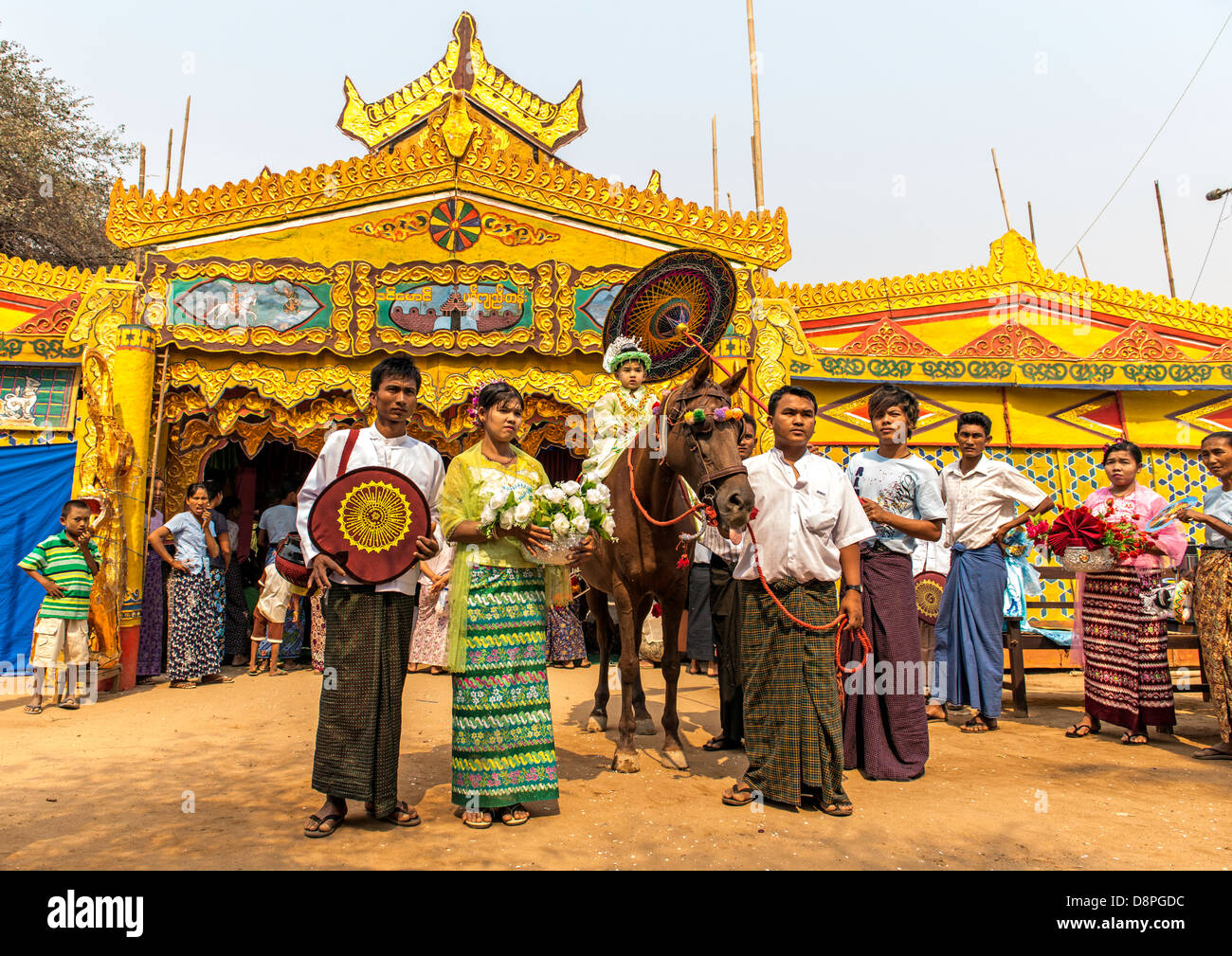 Monaco buddista cerimonia di iniziazione in un villaggio vicino a Bagan Birmania Myanmar Foto Stock