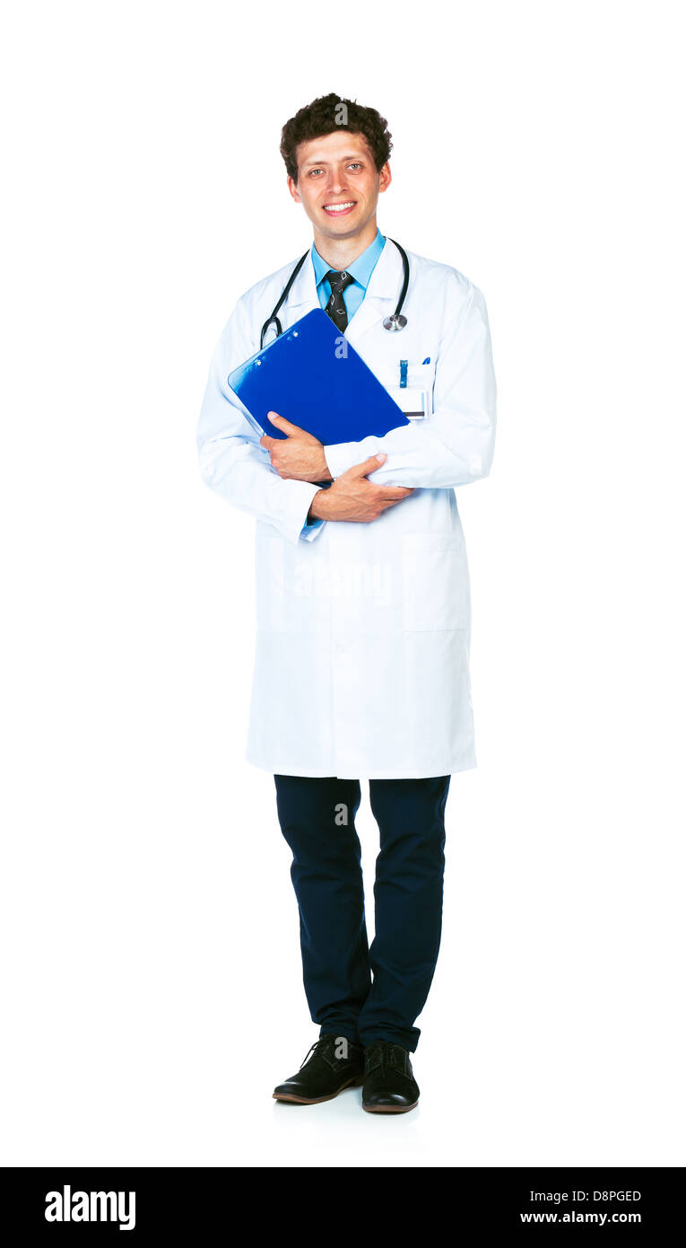 A piena lunghezza Ritratto di un maschio sorridente medico tenendo un blocco note su sfondo bianco Foto Stock