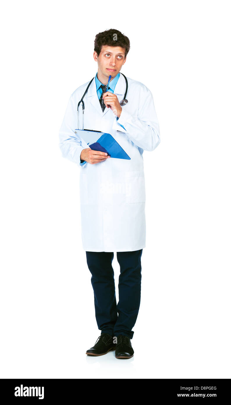 A piena lunghezza Ritratto di deliberare giovane maschio medico iscritto su un paziente medico del grafico su sfondo bianco Foto Stock