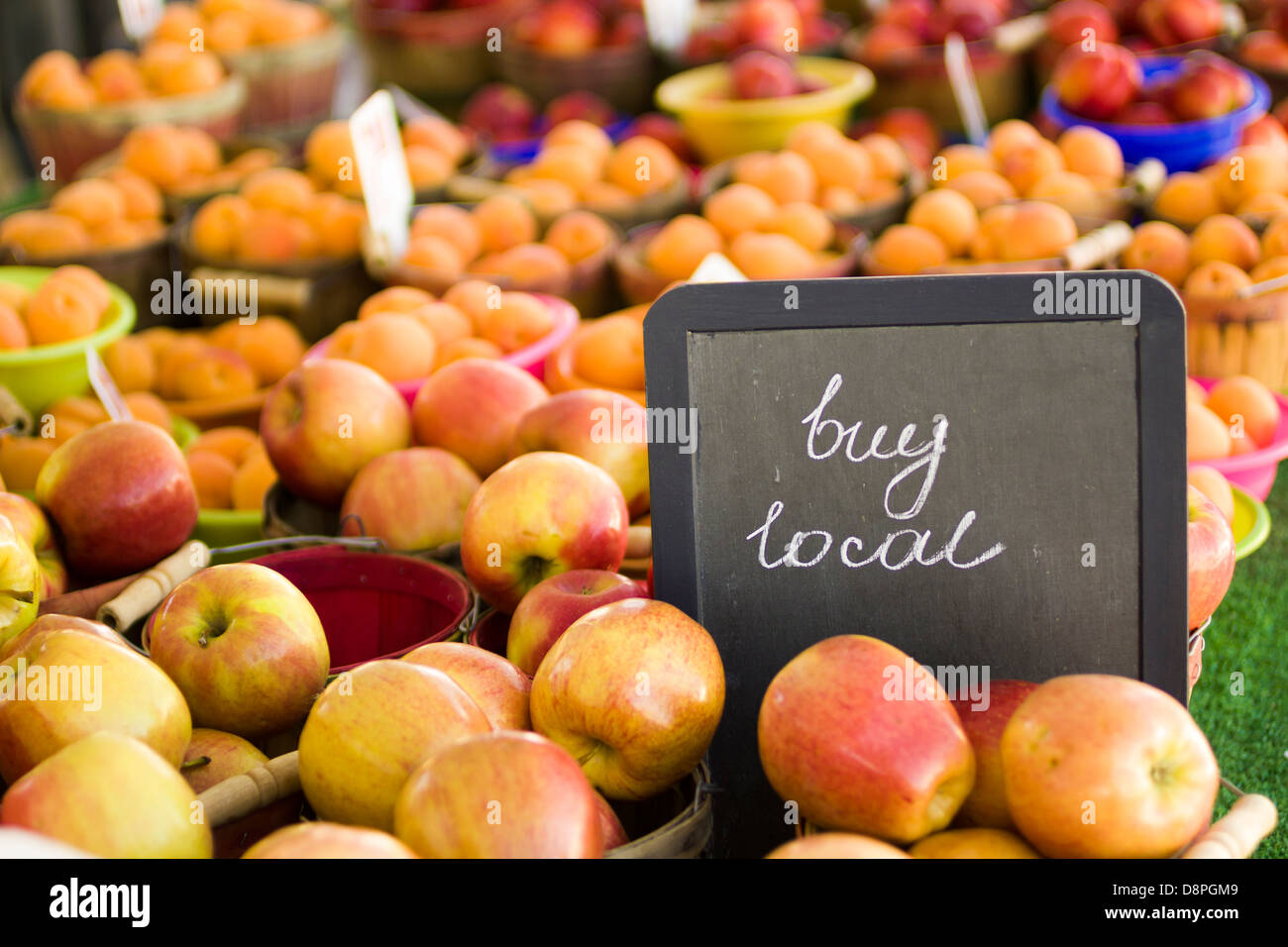 Prodotti freschi in vendita presso il locale mercato degli agricoltori. Foto Stock