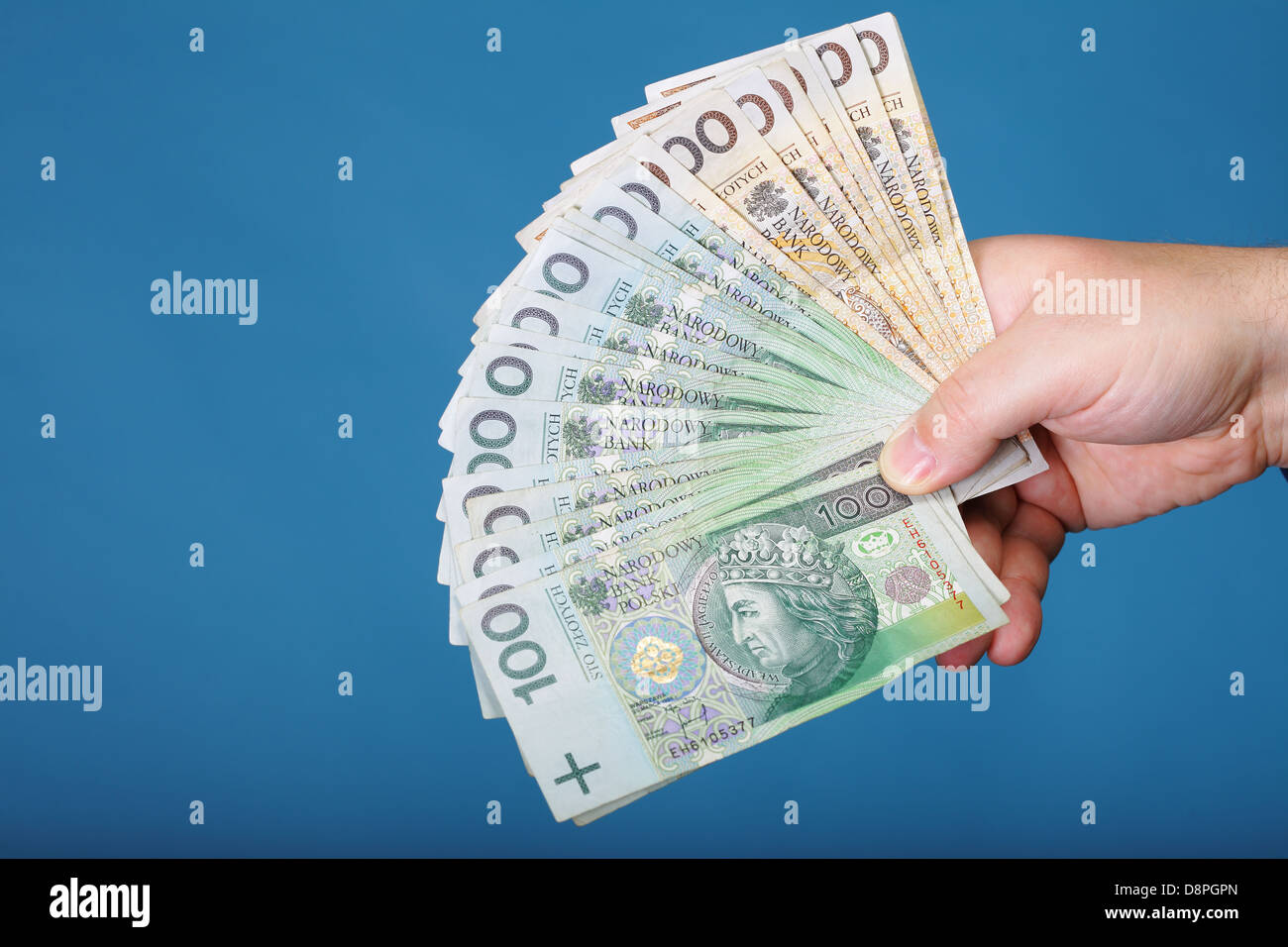 Imprenditore polacco di contenimento di banconote denaro sfondo blu Foto Stock