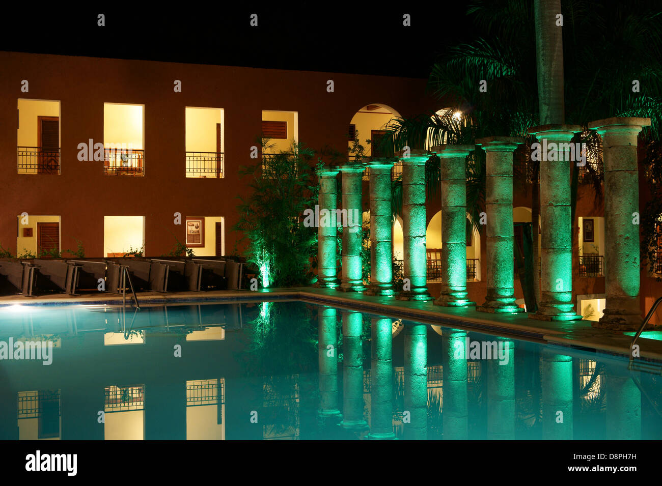 Night Shot della piscina all'Hotel Hacienda Uxmal vicino le rovine maya di Uxmal, Yucatan, Messico Foto Stock