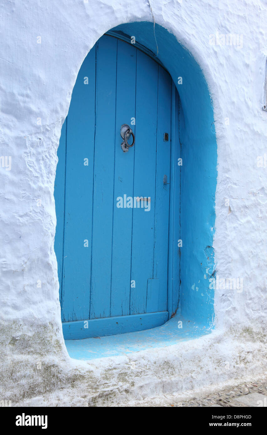 Porta blu nella medina di Chefchaouen, Marocco Foto Stock