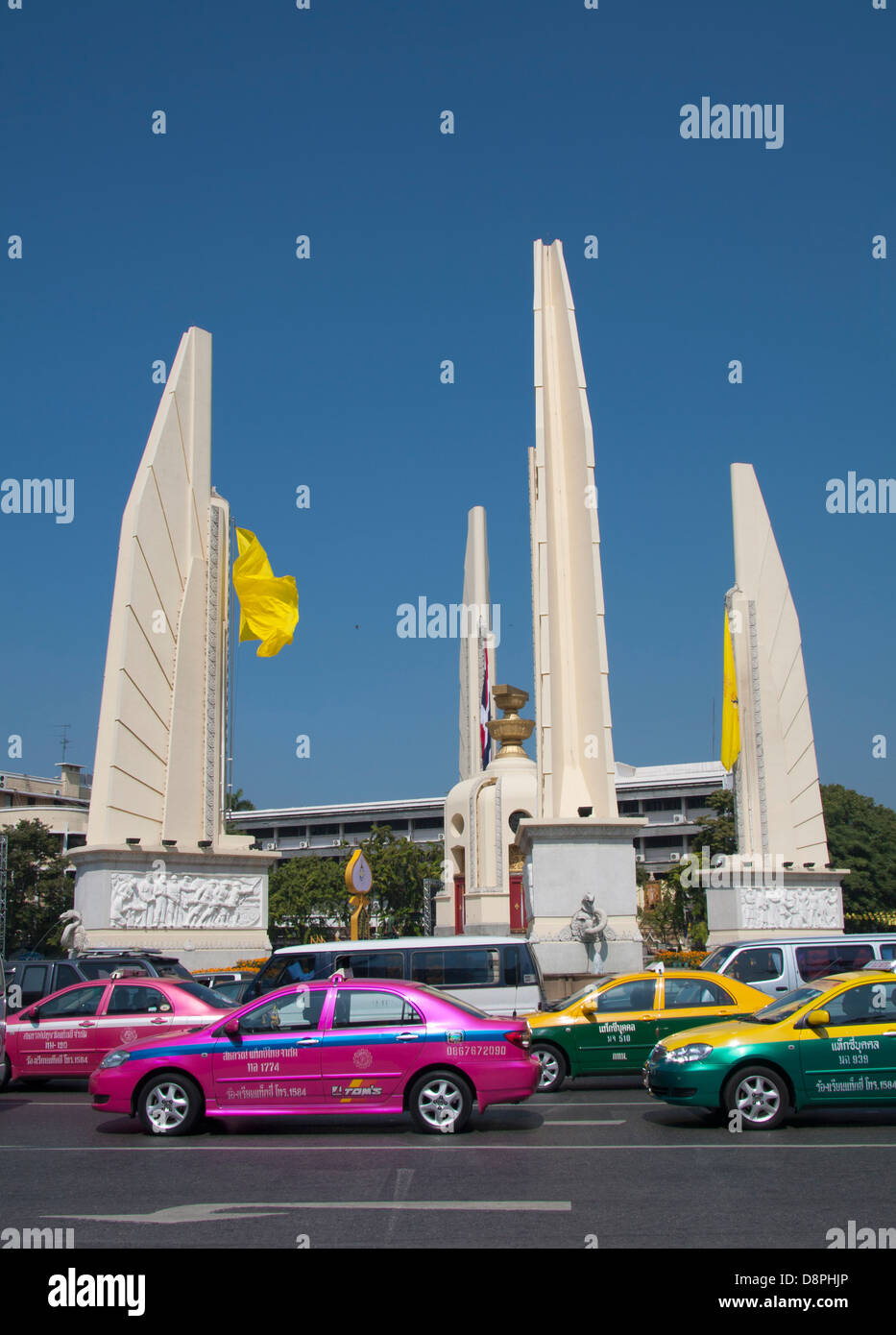 Occupato taxi e altro traffico presso il monumento della democrazia, Bangkok Foto Stock