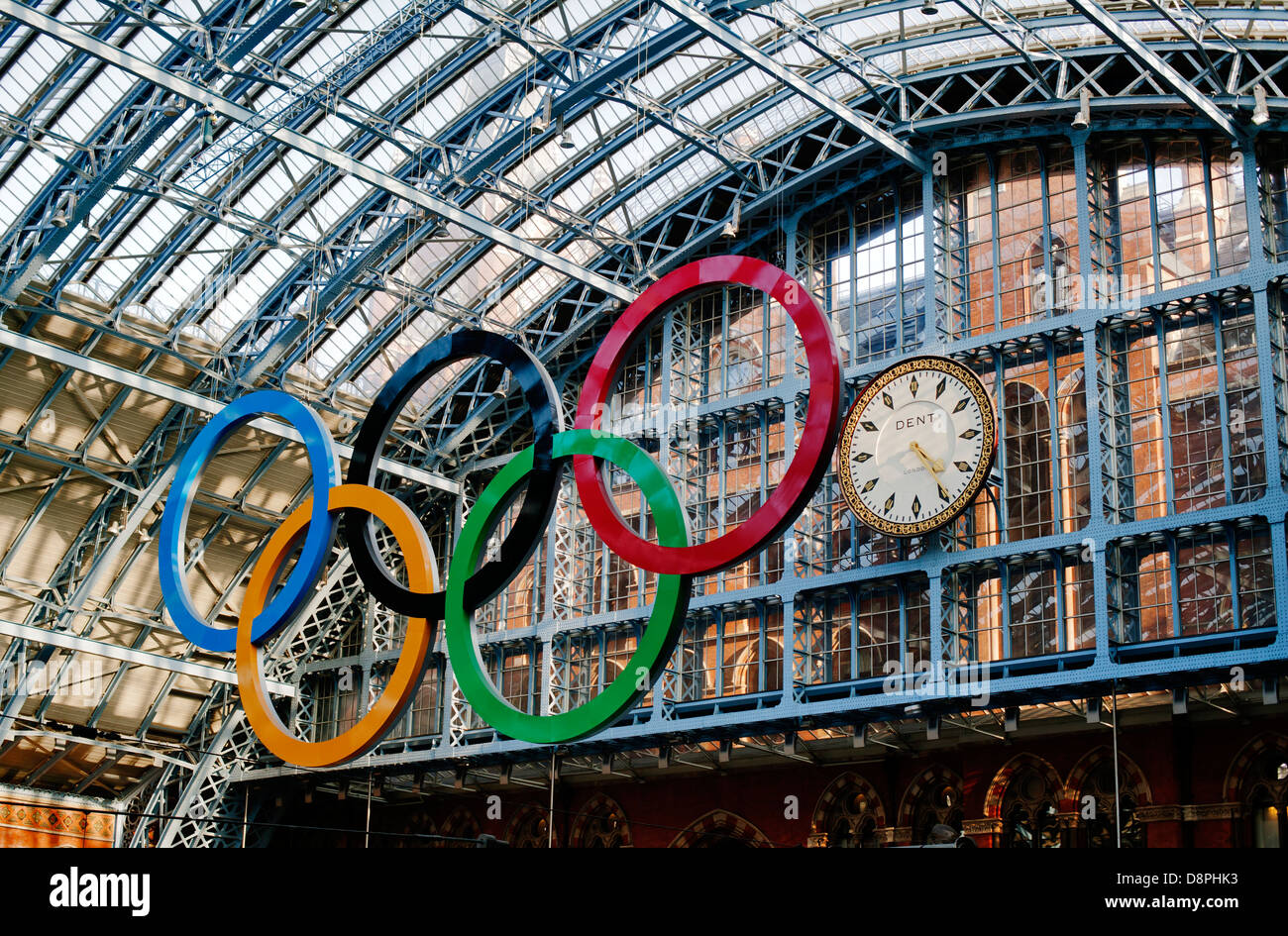 Anelli olimpici e orologio, alla stazione di St Pancras, London, England, Regno Unito ed Europa Foto Stock