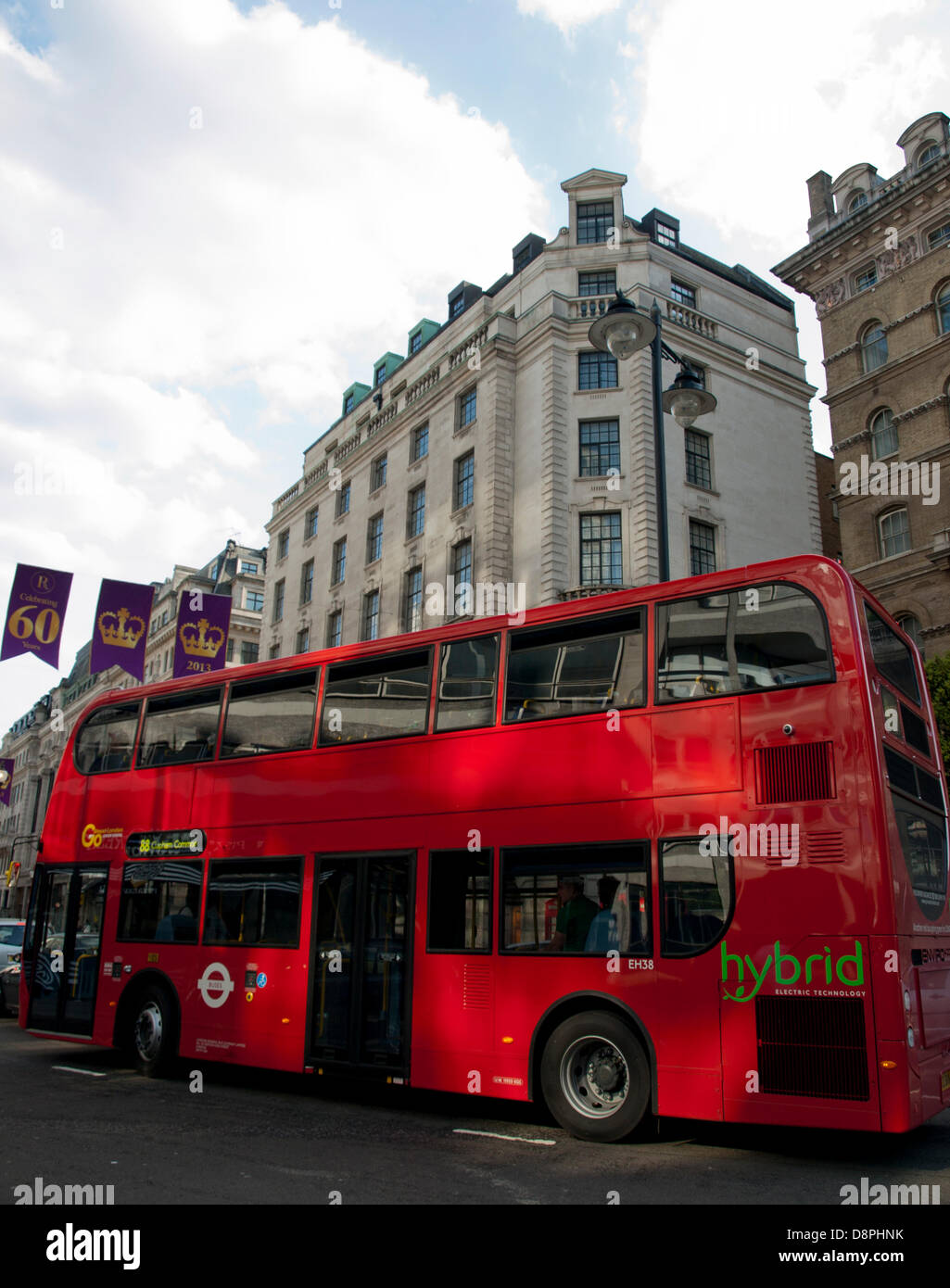 Londra, Regno Unito. 2 Giugno 2013. Visualizzazione di porpora e oro bandiere su Regent Street, Londra, Regno Unito il 2 giugno 2013 per celebrare il sessantesimo anniversario della regina della incoronazione. Le 189 bandiere dotate di corone d'oro, si estendono per la lunghezza della strada fino a St James's e rimarrà sul display per i prossimi due mesi. Credito: PD Amedzro/Alamy Live News Foto Stock
