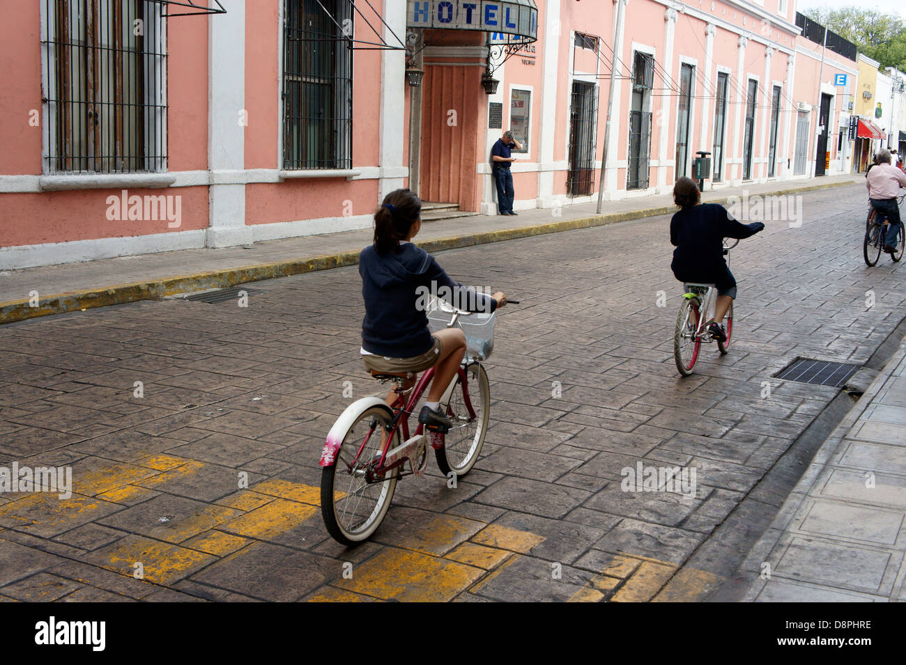 Gente in bicicletta durante la Domenica bici ruta su Calle 60 in Merida, Messico Foto Stock