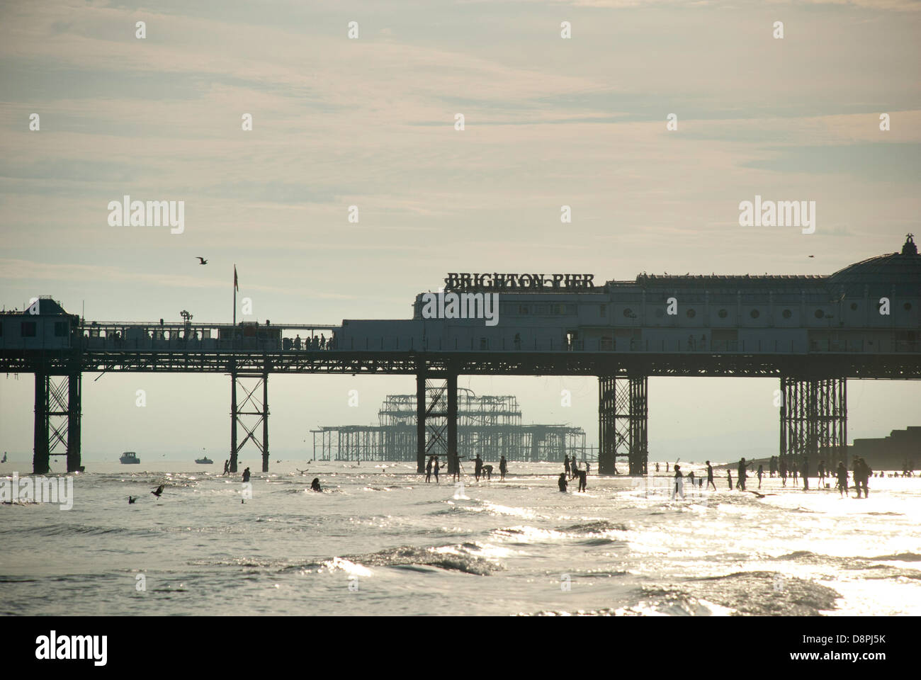 Un tardo pomeriggio vista estiva di persone della bassa marea presso la spiaggia di Brighton. Foto Stock