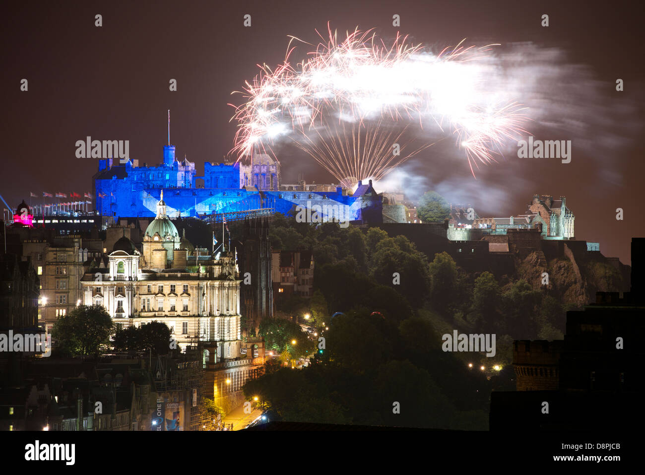 Il Castello di Edimburgo accesa durante il militare internazionale di tatuaggio le prestazioni. Foto Stock