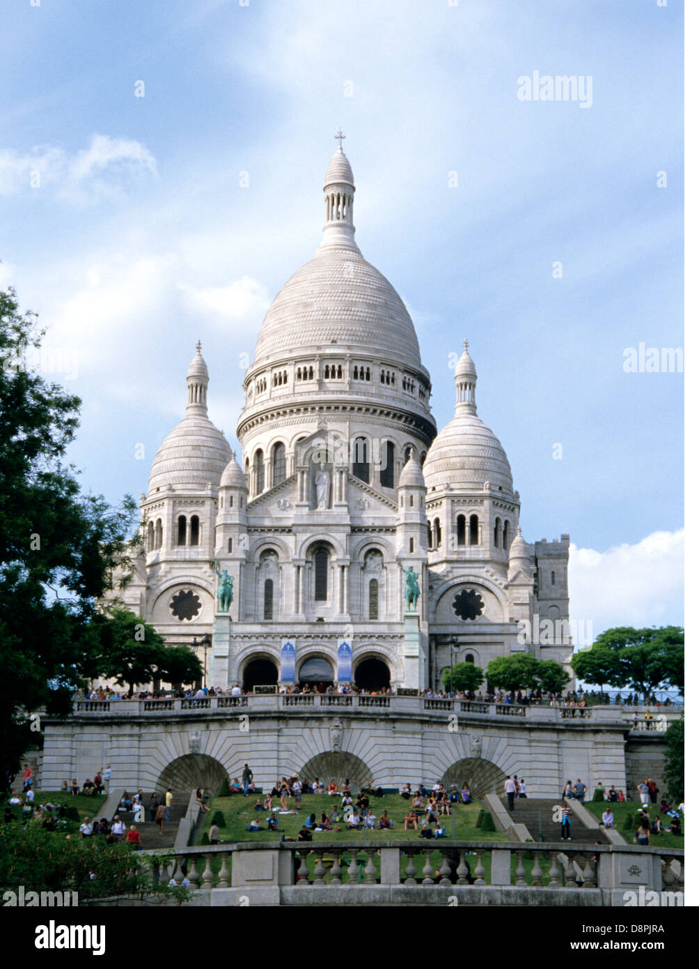 I turisti affollano i motivi del Sacre Coeur nella cattedrale di Parigi Montmartre in primavera. Foto Stock