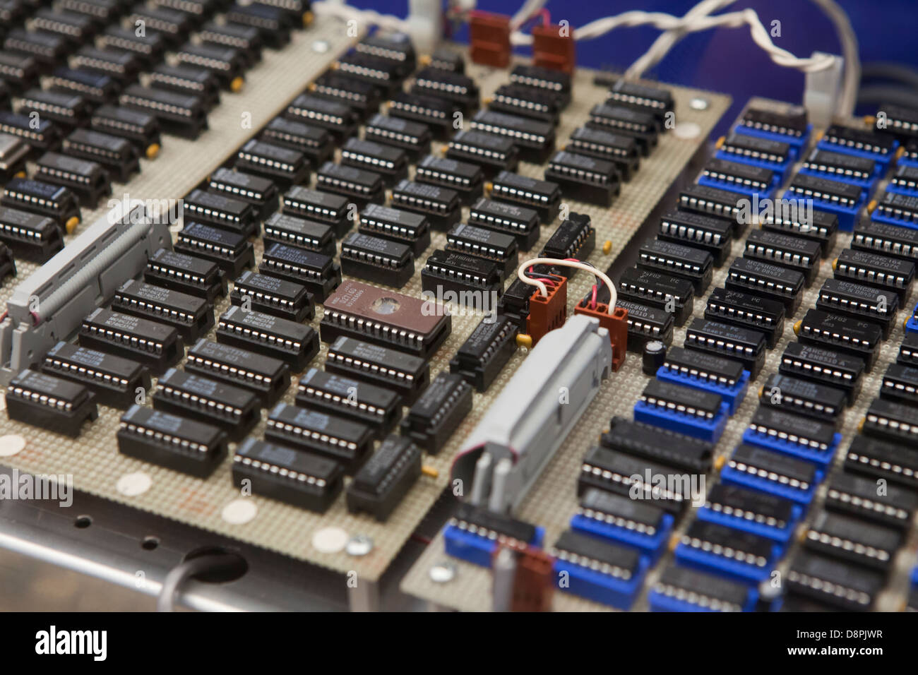 Gruppo di chip di circuito integrato su una scheda di circuito Foto Stock