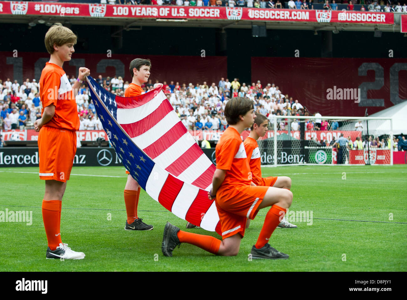 Washington DC, Stati Uniti d'America. 2 Giugno 2013. La bandiera degli Stati Uniti è presentato durante gli Stati Uniti Uomini Squadra Nazionale Vs team nazionale tedesco - la celebrazione del centenario corrispondono a RFK Stadium - Washington, D.C. Gli Stati Uniti Nazionale Maschile sconfitte Germania 4-3. Credito: Cal Sport Media/Alamy Live News Foto Stock