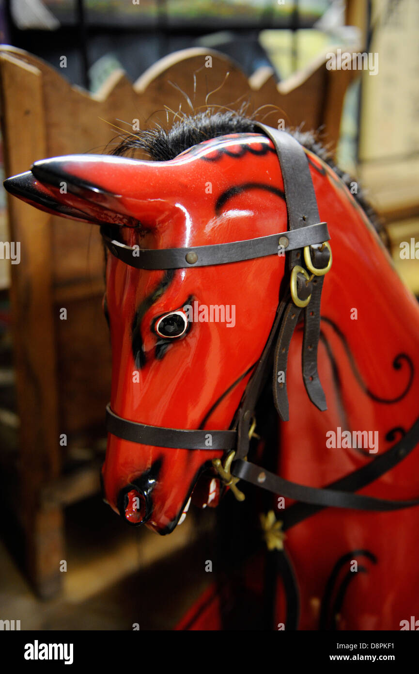 Un legno rosso testa di cavallo Foto Stock