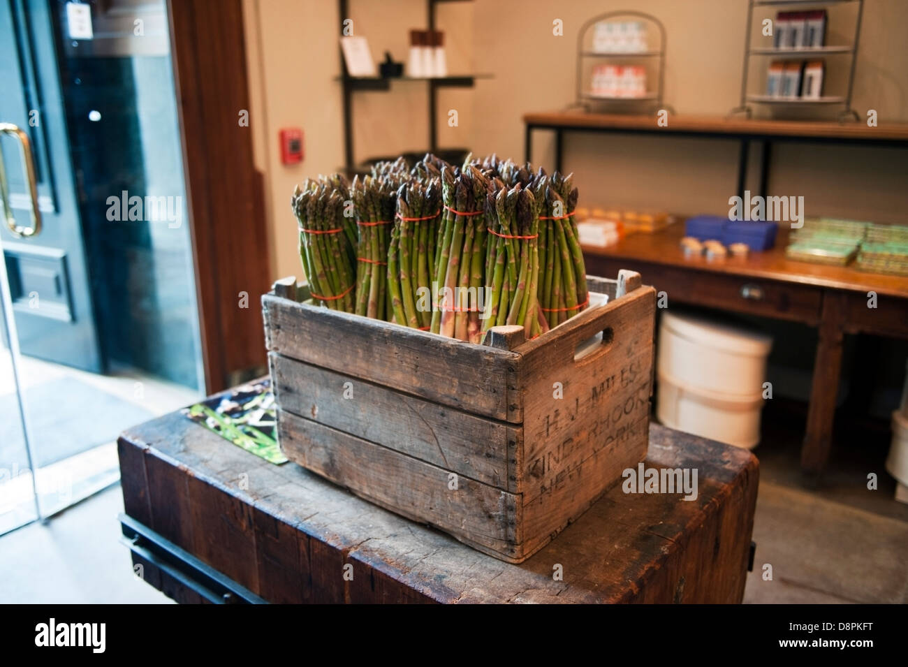 Rubiners negozio naturale a Stockbridge in Massachusetts, fasci di asparagi freschi in una scatola. Foto Stock