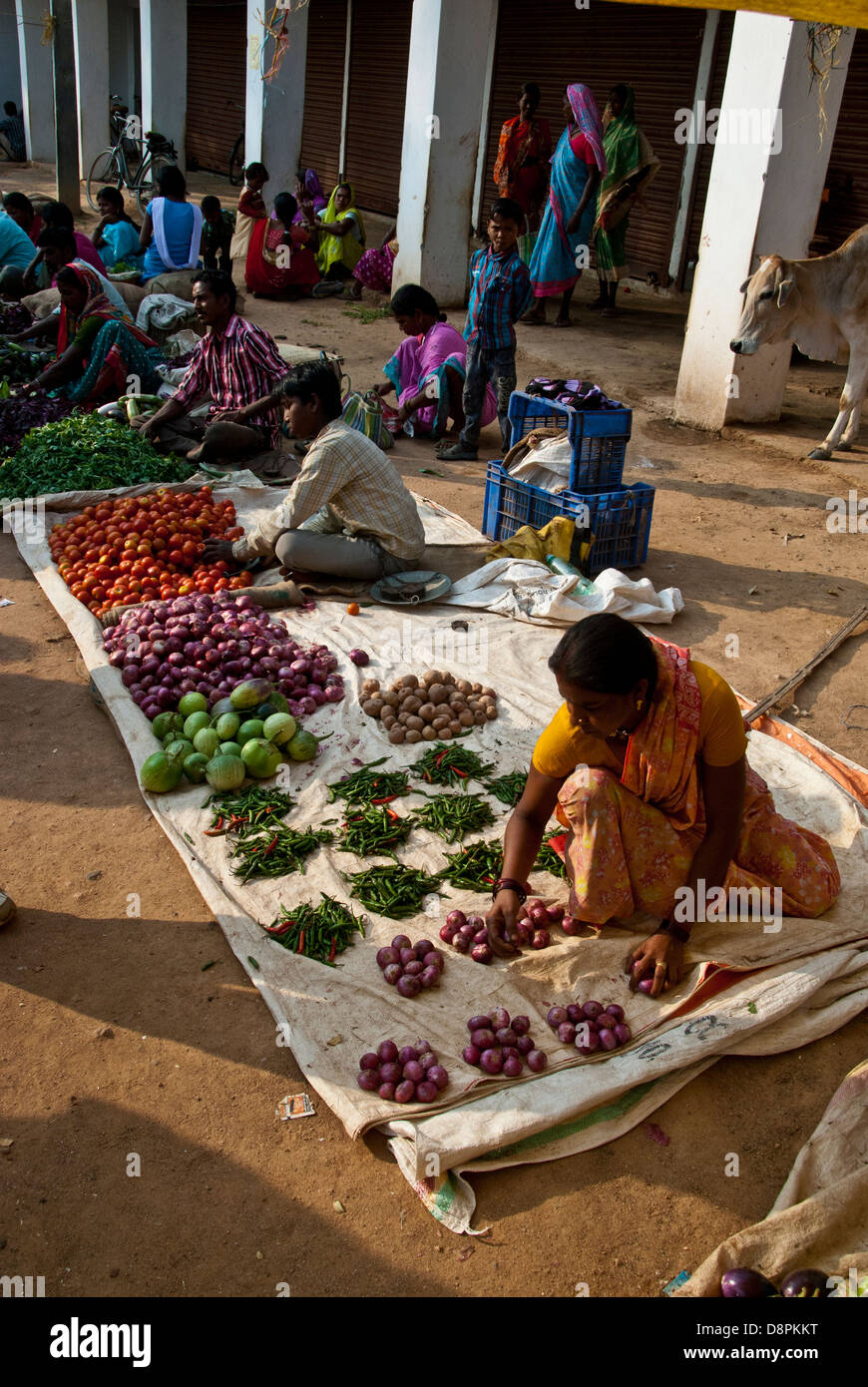 I fornitori indiani al mercato agricolo nel villaggio di Moca, Madhya Pradesh, India Foto Stock