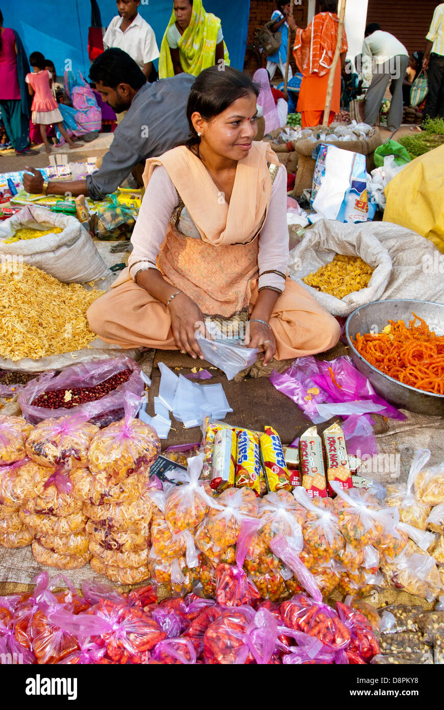 Donna venditore ambulante nel villaggio di Moca, Madhya Pradesh, India Foto Stock