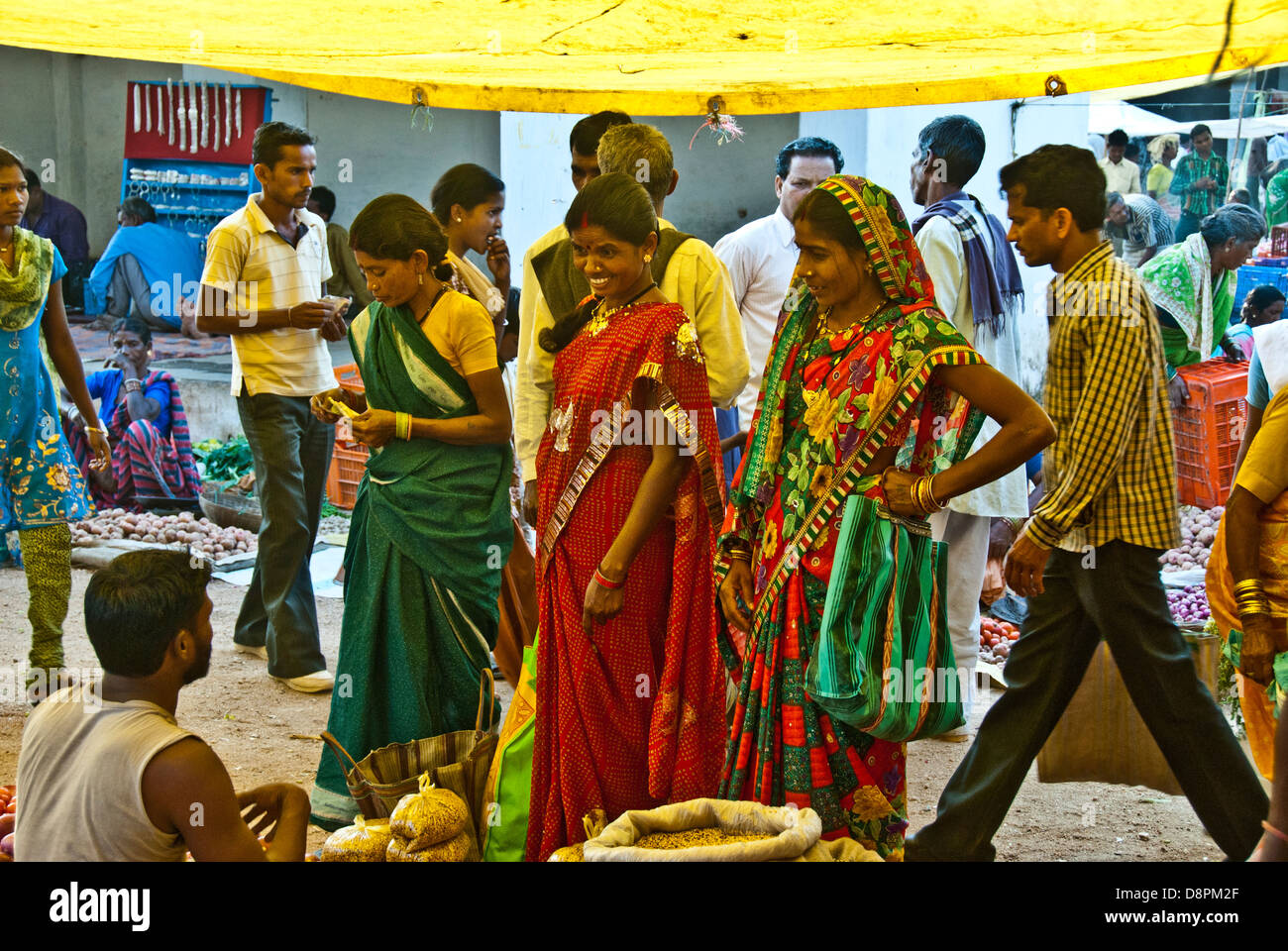 Donne a un mercato all'aperto nel villaggio di Moca, Madya Pradesh, India Foto Stock