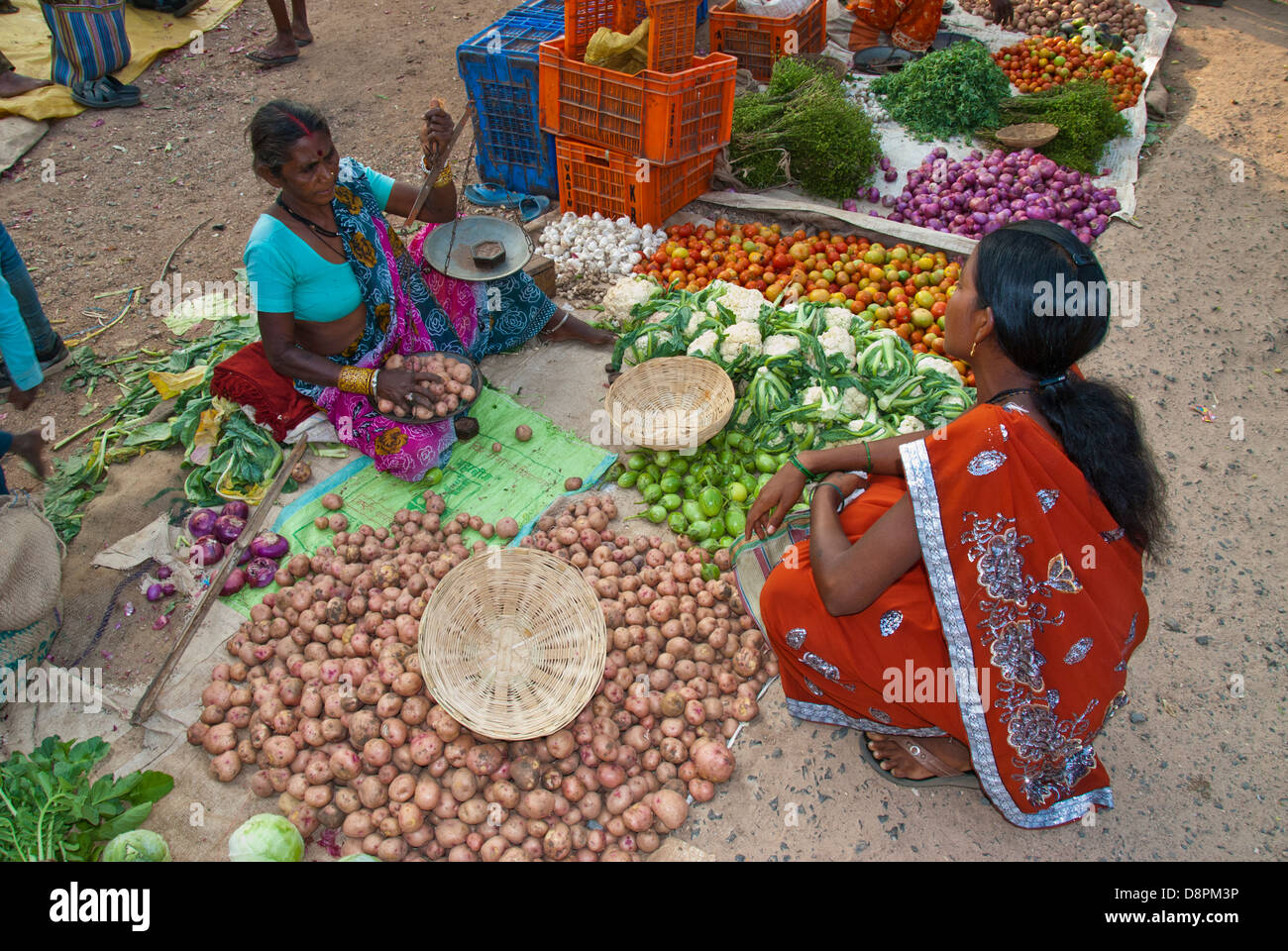 Donna fornitore nel mercato all'aperto nel villaggio di Moca, Madya Pradesh, India Foto Stock