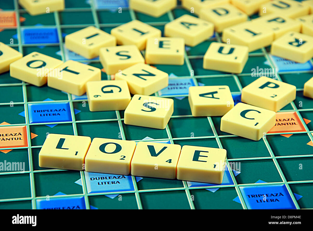 Scrabble lettere con la parola amore in primo piano Foto stock - Alamy