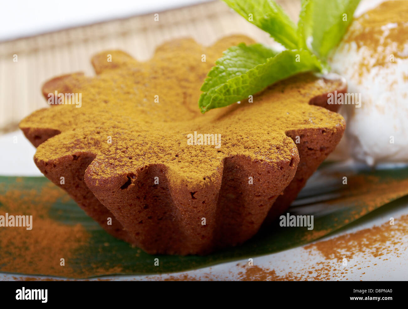 Al delizioso cioccolato fudge brownie con gelato Foto Stock