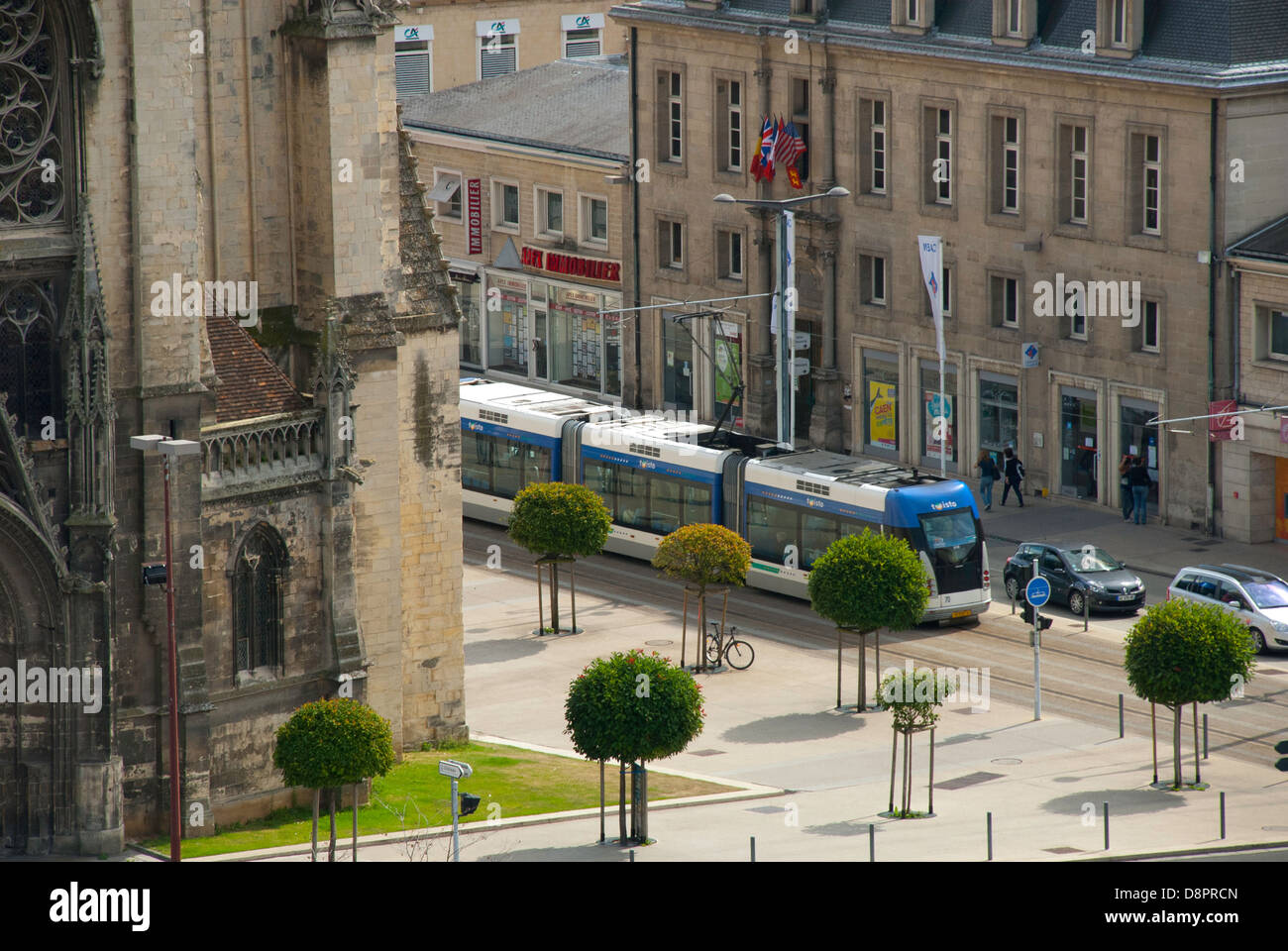 Una vista di Caen "tramvia", un moderno guidato-sistema di bus, Normandia, Francia Foto Stock