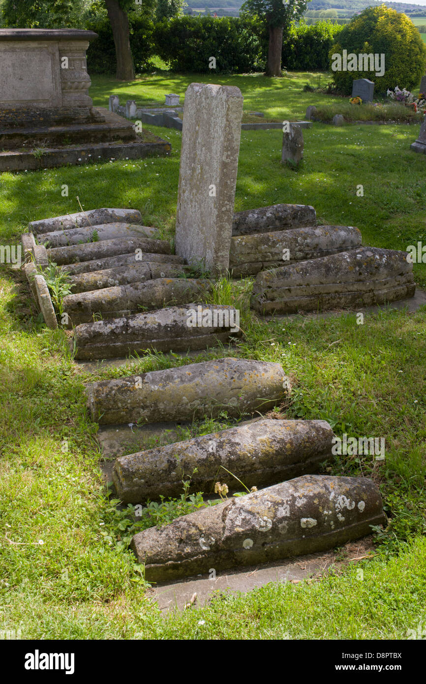 La fila di childrens' tombe nel sagrato della chiesa di San Giacomo, raffreddamento, Kent. Charles Dickens ha scritto su queste tombe in apertura del suo famoso romanzo grandi aspettative. Dickens vissuto nelle vicinanze Higham e di cui a questa fila di bambini le lapidi inevitabilmente ora denominato Pip tombe. (Più in Descrizione ..) Foto Stock