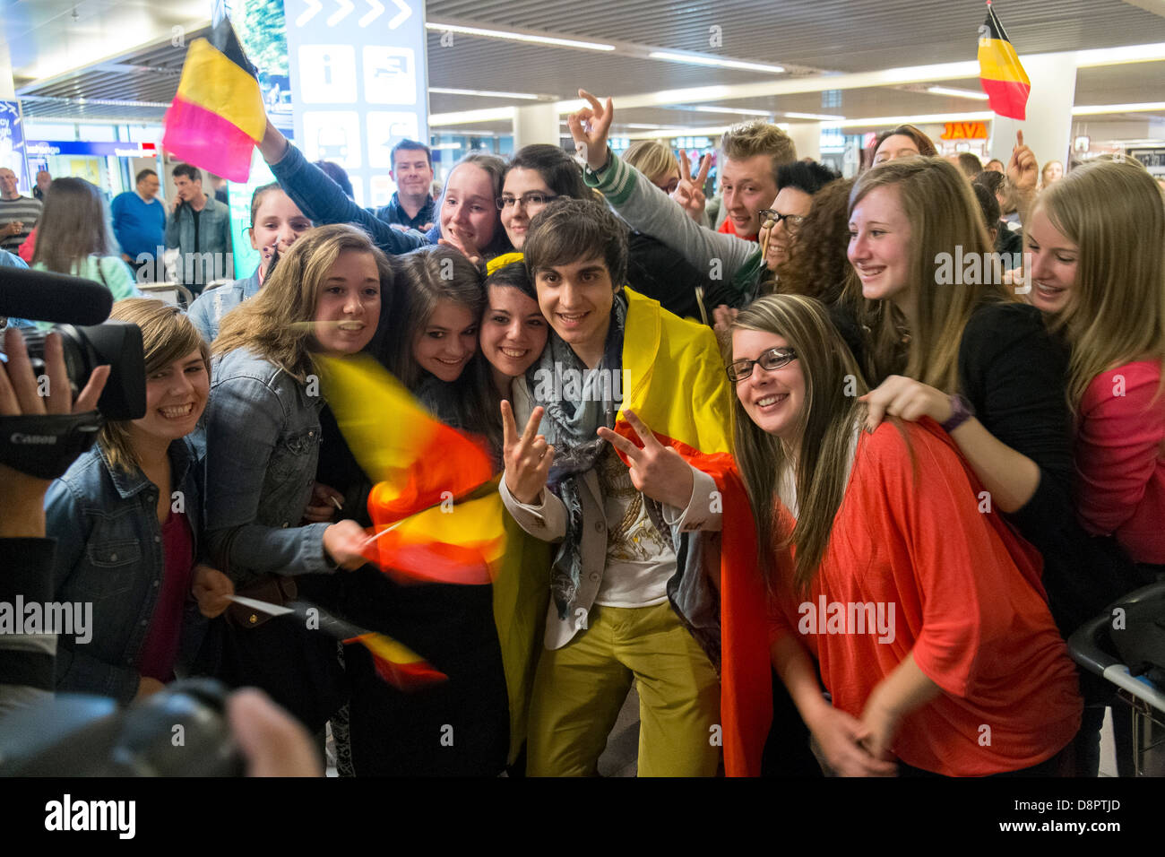 In Eurovisione belga 2013 entrata Roberto Bellarosa raffigurato ventilatori di saluto al suo ritorno dalla concorrenza. Foto Stock