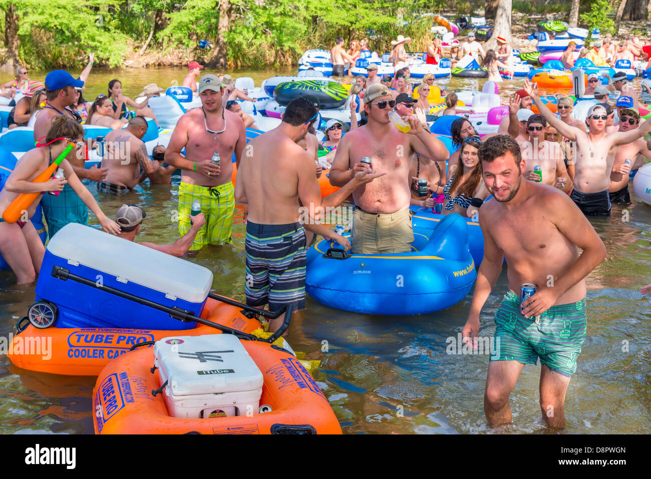 River Tubing parte sull'Frio River, Concan, Texas USA Foto Stock