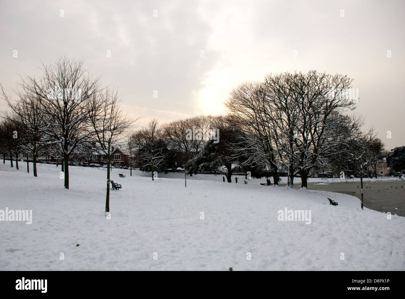 Un snowy tardo pomeriggio scena invernale in Queens Park, Brighton, Inghilterra Foto Stock