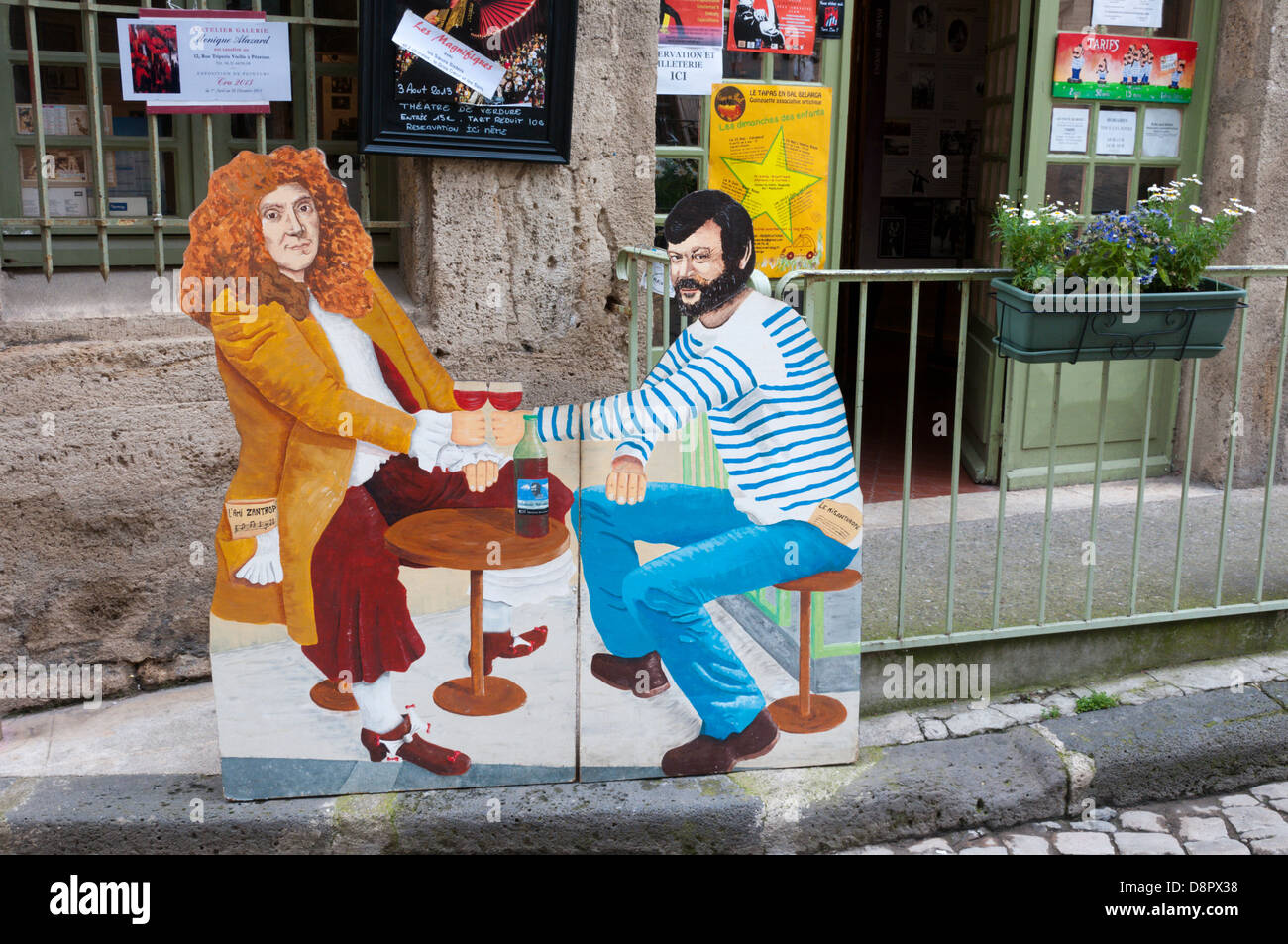 Un ritaglio di cartone al di fuori del Musee Boby Lapointe a Pezenas mostra il cantante avente un drink con un altro locale, Moliere. Foto Stock