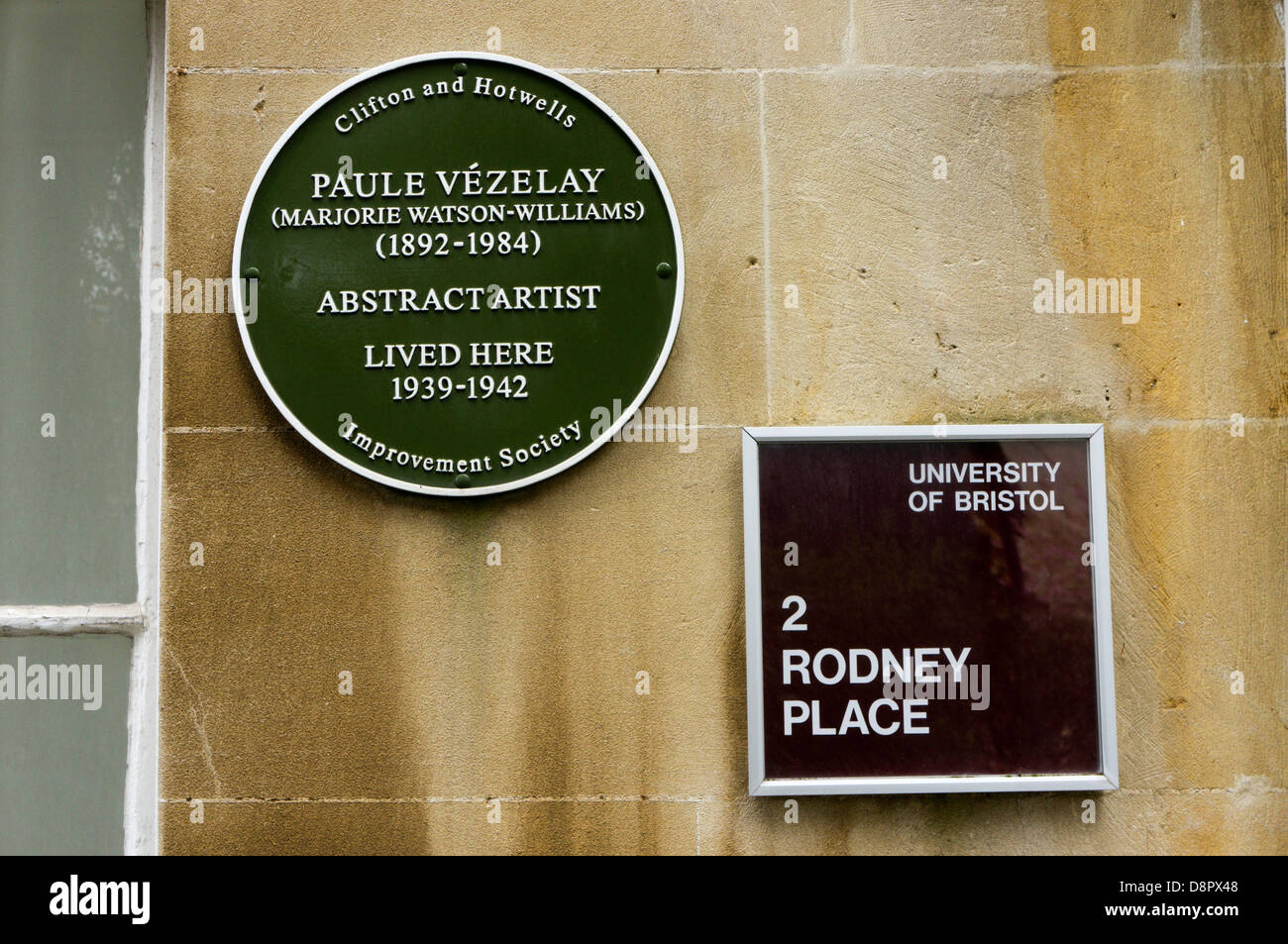 Una lapide in Rodney Place segna una casa vissuta dall'artista Paule Vezelay. È ora utilizzato dall'Università di Bristol. Foto Stock