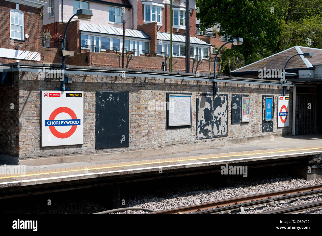 La piattaforma fino a Chorleywood Stazione ferroviaria sulla linea metropolitana della metropolitana di Londra. Utilizzato anche dalle Chiltern treni. Foto Stock