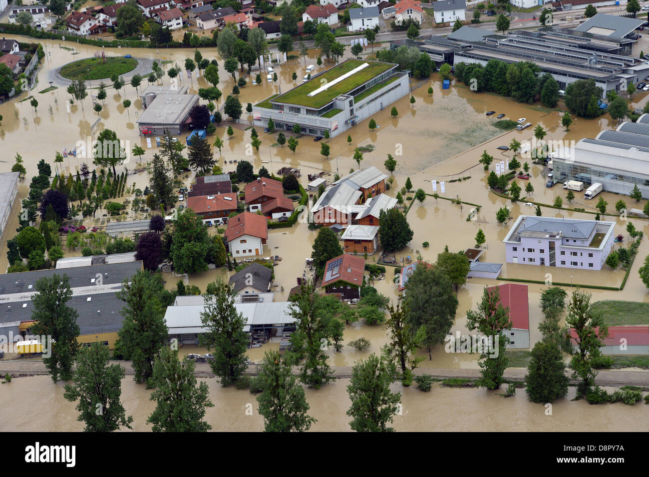 Kolbermoor, Germania. Il 3 giugno 2013. La terra è inondata intorno a Kolbermoor vicino a Rosenheim, Germania, 03 giugno 2013. Le piogge stanno causando gravi inondazioni in Baviera e in altre zone della Germania. Foto: PETER KNEFFEL/dpa/Alamy Live News Foto Stock
