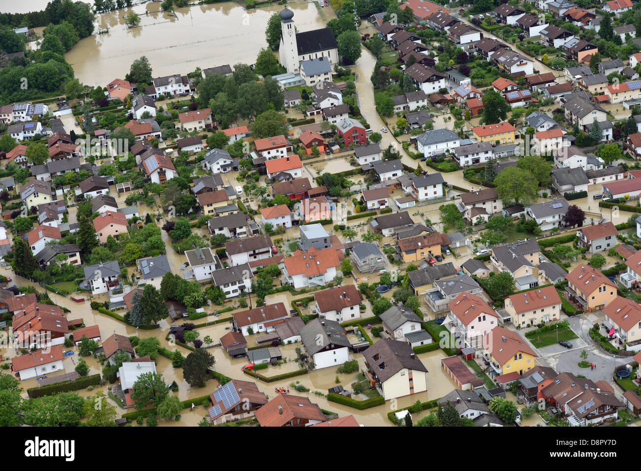 Kolbermoor, Germania. Il 3 giugno 2013. La terra è inondata intorno a Kolbermoor vicino a Rosenheim, Germania, 03 giugno 2013. Le piogge stanno causando gravi inondazioni in Baviera e in altre zone della Germania. Foto: PETER KNEFFEL/dpa/Alamy Live News Foto Stock