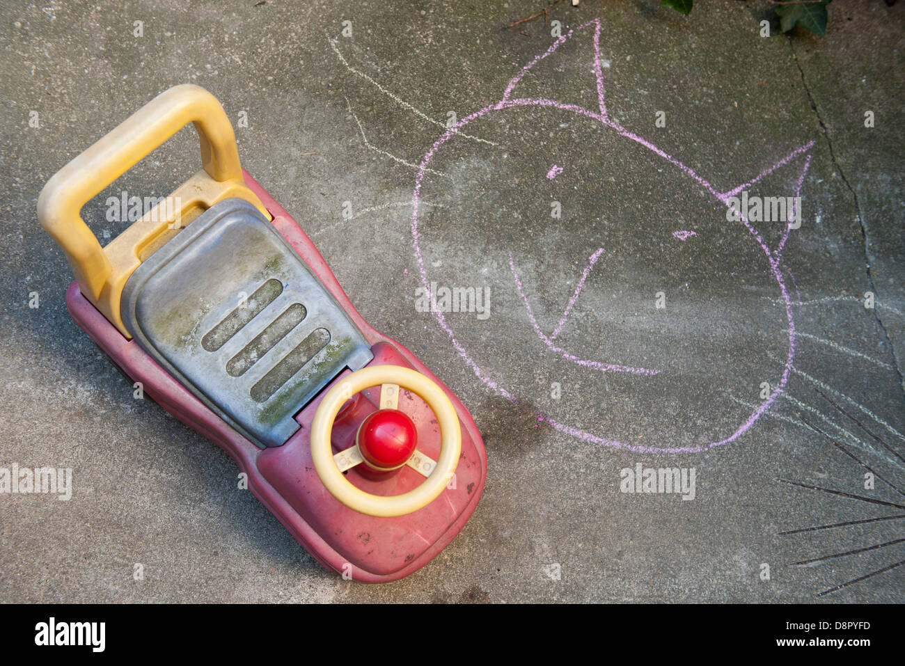 Bambini disegno di gesso e toy car Foto Stock