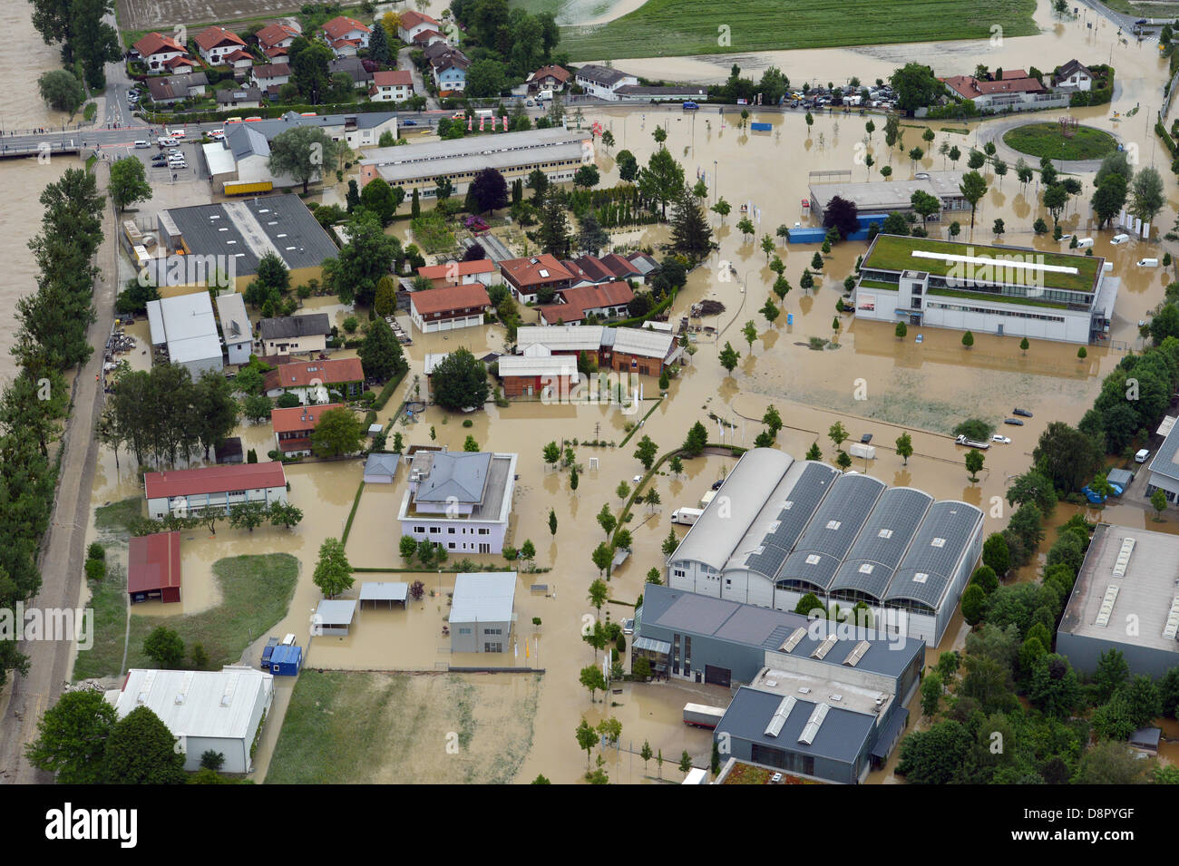 Kolbermoor, Germania. Il 3 giugno 2013. La terra è inondata intorno a Kolbermoor vicino a Rosenheim, Germania, 03 giugno 2013. Le piogge stanno causando gravi inondazioni in Baviera e in altre zone della Germania. Foto: PETER KNEFFEL/dpa/Alamy Live News Foto Stock