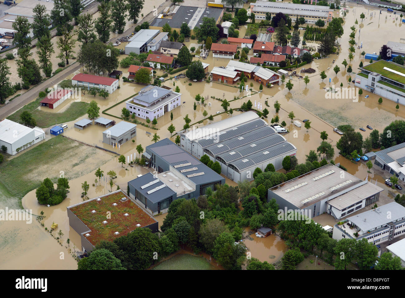 Kolbermoor, Germania. Il 3 giugno 2013. La terra è inondata intorno a Kolbermoor vicino a Rosenheim, Germania, 03 giugno 2013. Le piogge stanno causando gravi inondazioni in Baviera e in altre zone della Germania. Foto: PETER KNEFFEL/dpa/Alamy Live News Foto Stock