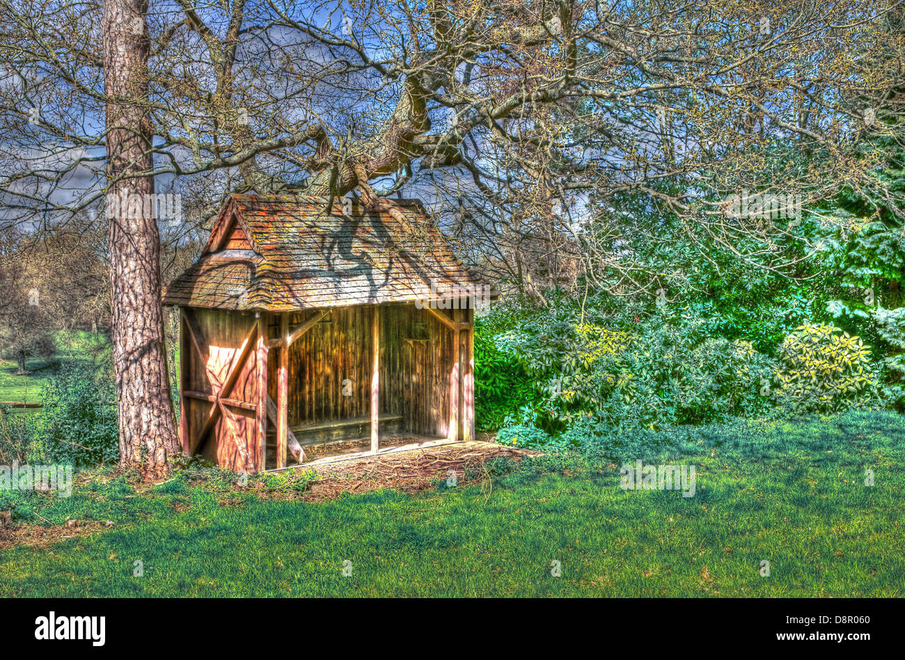 Un legname summerhouse in un giardino inglese Foto Stock