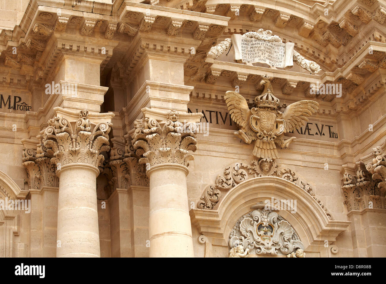 Dettaglio dell'architettura del la barocca Cattedrale o Duomo di Siracusa (Siracusa), Sicilia, Italia UNESCO Foto Stock