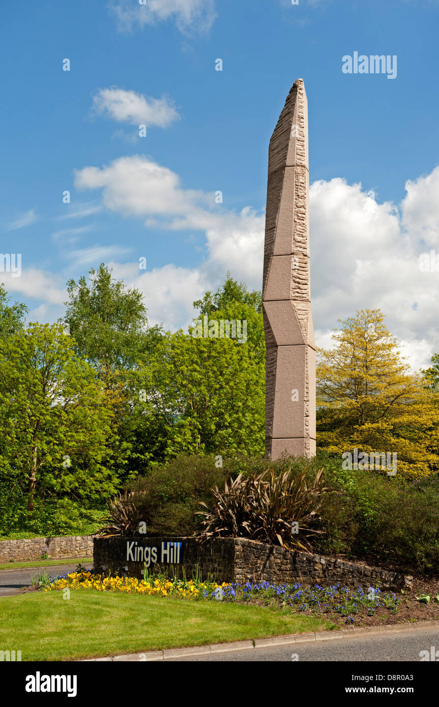 L'ingresso al Kings Hill nel Kent, Regno Unito. 45 ft alto obelisco scultura di stile chiamato L'Ambiente è stato creato da Enzo Torcoletti Foto Stock