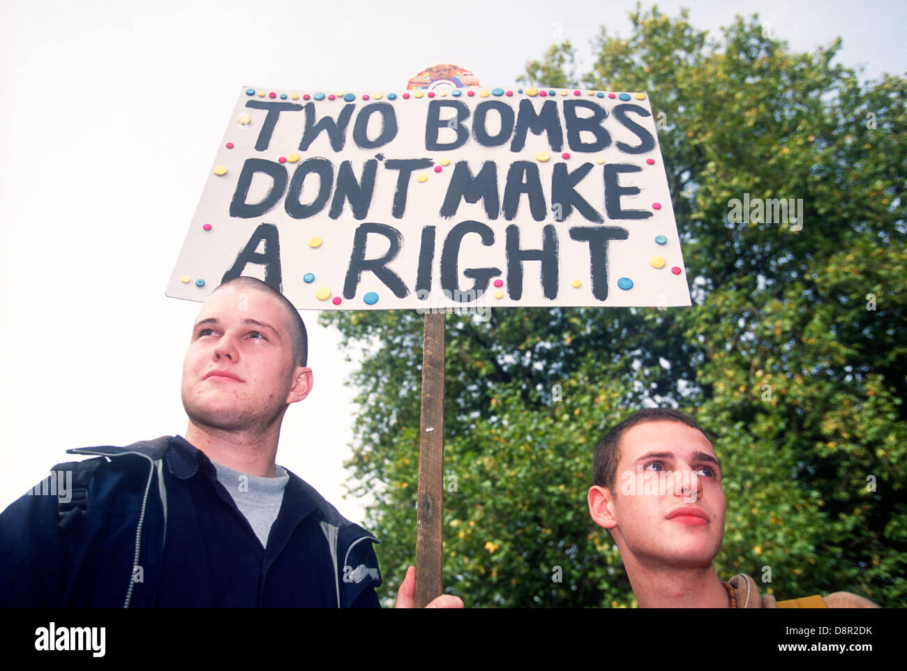 Marzo & rally contro il bombardamento di Afghanistan dopo gli attacchi terroristici contro gli Stati Uniti dell'11 settembre. 13 ottobre 2001, Londra, Regno Unito. Foto Stock