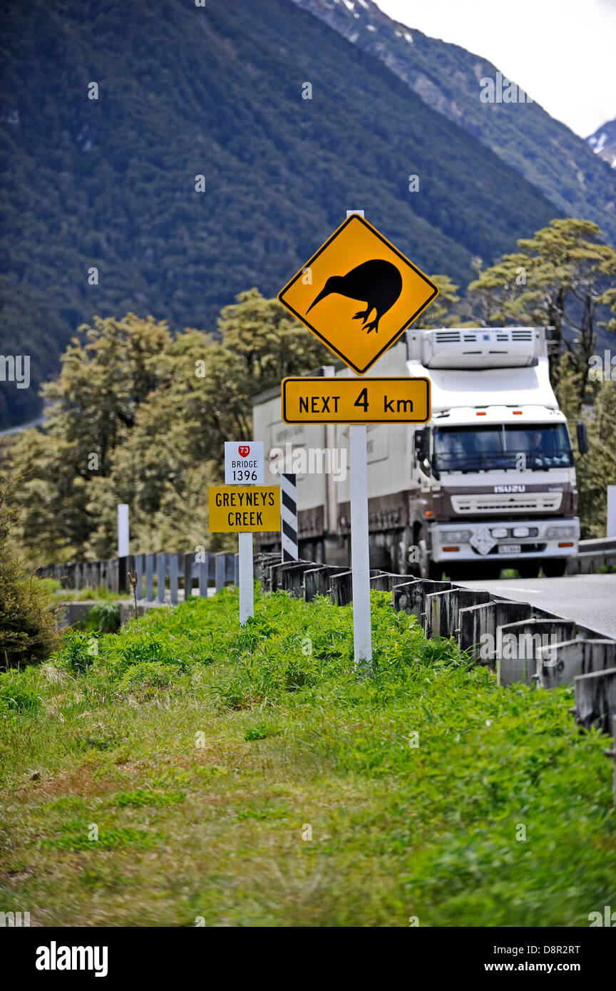 Kiwi segno di attenzione sulla strada di Arthurs Pass nelle Alpi del Sud dell'Isola del Sud della Nuova Zelanda Foto Stock