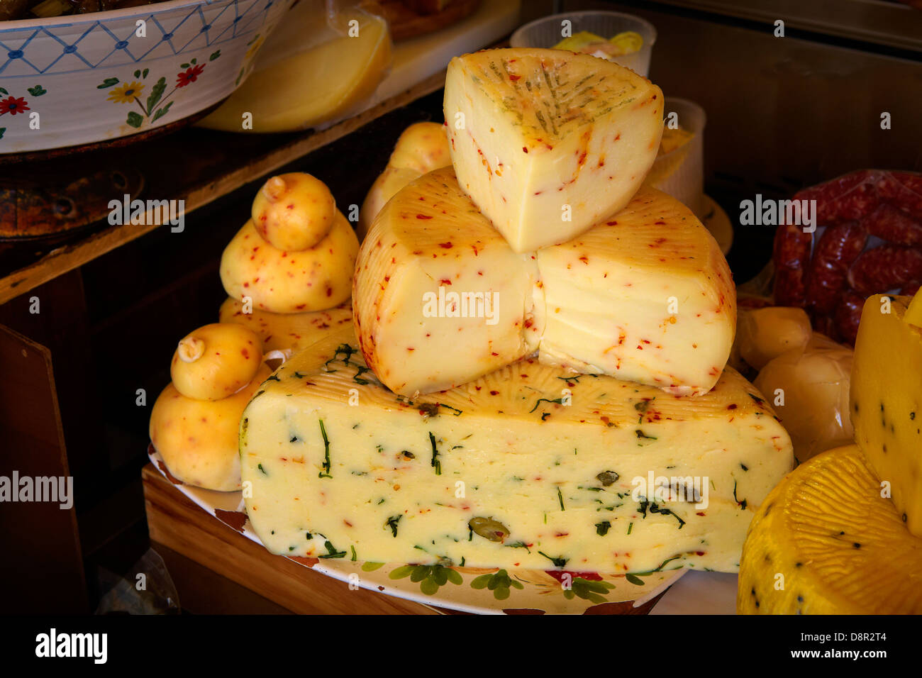 Formaggio - molti tipi di tradizionali di formaggi siciliani, mercato alimentare di Ortigia, Siracusa, Sicilia, Italia Foto Stock