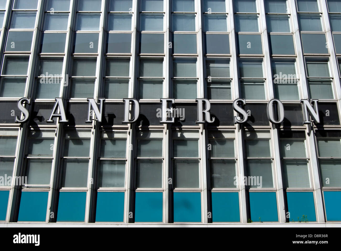 Esterno che mostra il nome del sanderson, un boutique hotel di lusso a Londra in Inghilterra Foto Stock