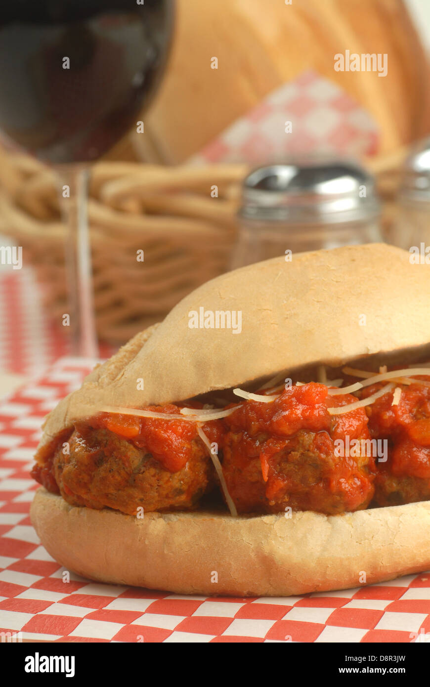 Delizioso sandwich con le polpette con salsa marinara, formaggio e vino. Foto Stock