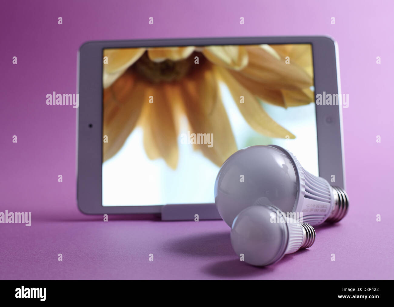 Tablet PC e una delle lampadine a LED Foto Stock