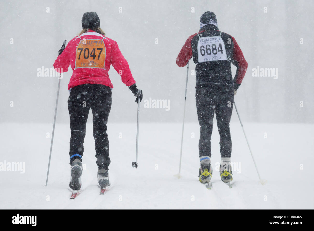 La neve cade come concorrenti sci in Mora Vasaloppet nel febbraio 10, 2013 vicino a Mora, Minnesota. Foto Stock